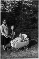 Helene Geyer mit ihren Kinder Christine und Walter