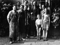 Martin Geyer mit seiner Familie und den Tischlern Ende der 50er Jahre