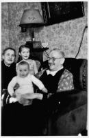 Margarete und Alfred Geyer mit ihren Enkel Christine und Walter